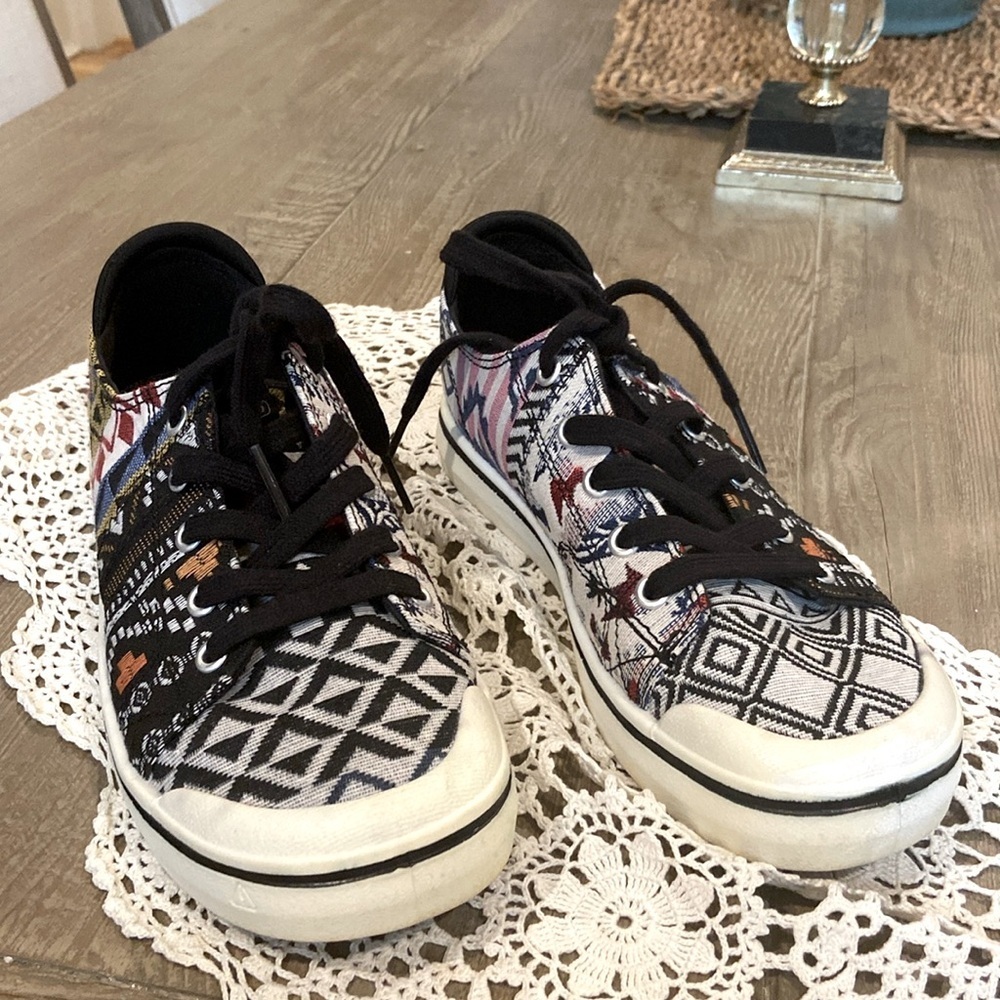 Keen Elsa IV Aztec Southwestern
Multicolor Geometric Woven Sneakers size 7